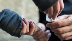Sospensione della responsabilità genitoriale del genitore coinvolto nel mondo della criminalità e della droga