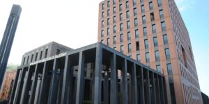 Infezione post-operatoria da protesi d'anca il Tribunale di Salerno conferma la responsabilità della struttura ospedaliera per carenze nei protocolli di profilassi - Trib. Salerno, 2024
