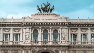 Omesso controllo delle cinture di sicurezza configurabilità della responsabilità penale del conducente e sussistenza del nesso eziologico nell'assenza di sistemi acustici di segnalazione - Cassazione Penale, Sez. IV, 2024